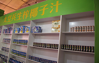 广州战豹食品太空兵生榨椰子汁亮相第十三届漯河食品博览会