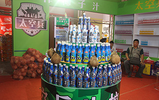 广州战豹食品生榨椰子汁在2015年漯河食品节上受欢迎